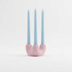 Bougeoir TriU rose garni de trois chandelles bleu clair