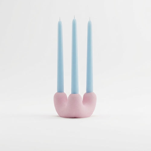 Bougeoir TriU rose garni de trois chandelles bleu clair