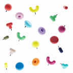 Boutons de meuble coloré sur fond blanc. Les boutons de meubles customisable sont de différentes formes géométriques (5 formes) et de différentes couleurs
La photographie présente le bouton de meuble bleu forme donuts, le bouton de meuble jaune forme U et le bouton de meuble orange rond. Le photographie présente le système de fixation pour un tiroir ou une porte de meuble intégré directement dans la poignée de meuble moderne. 