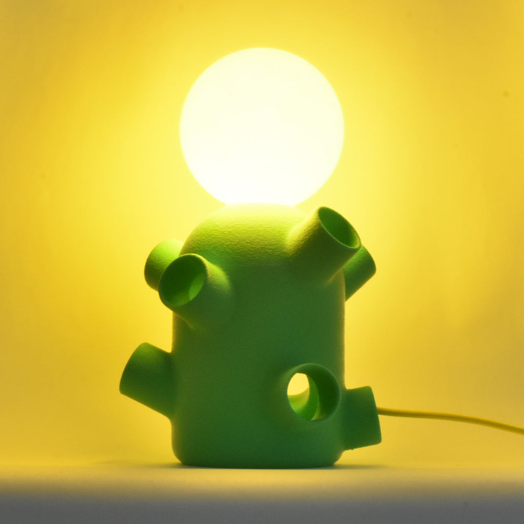 la lampe secsec est positiennement devant un fond blanc. La photo montre le fonctionnement de la lampe secsec lorsque celle ci est éclairé. Elle offre un éclairage cosy et doux pour une ambiance chaleureuse