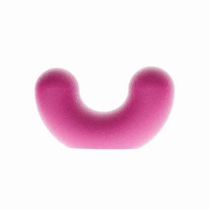 Un crochet mural design Benga Studio en forme de U, photographié de face sur un fond blanc pur. De couleur couleur prune (plum), cette patère originale présente une forme douce et arrondie avec une finition mate et délicatement texturée, caractéristique de son impression 3D éco-responsable.