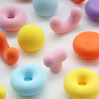 photo studio présentant les 6 formes de boutons de meubles design disponible ainsi que présentation de quelques couleurs disponible pour la personnalisation ( orange, jaune, rose,etc.) 