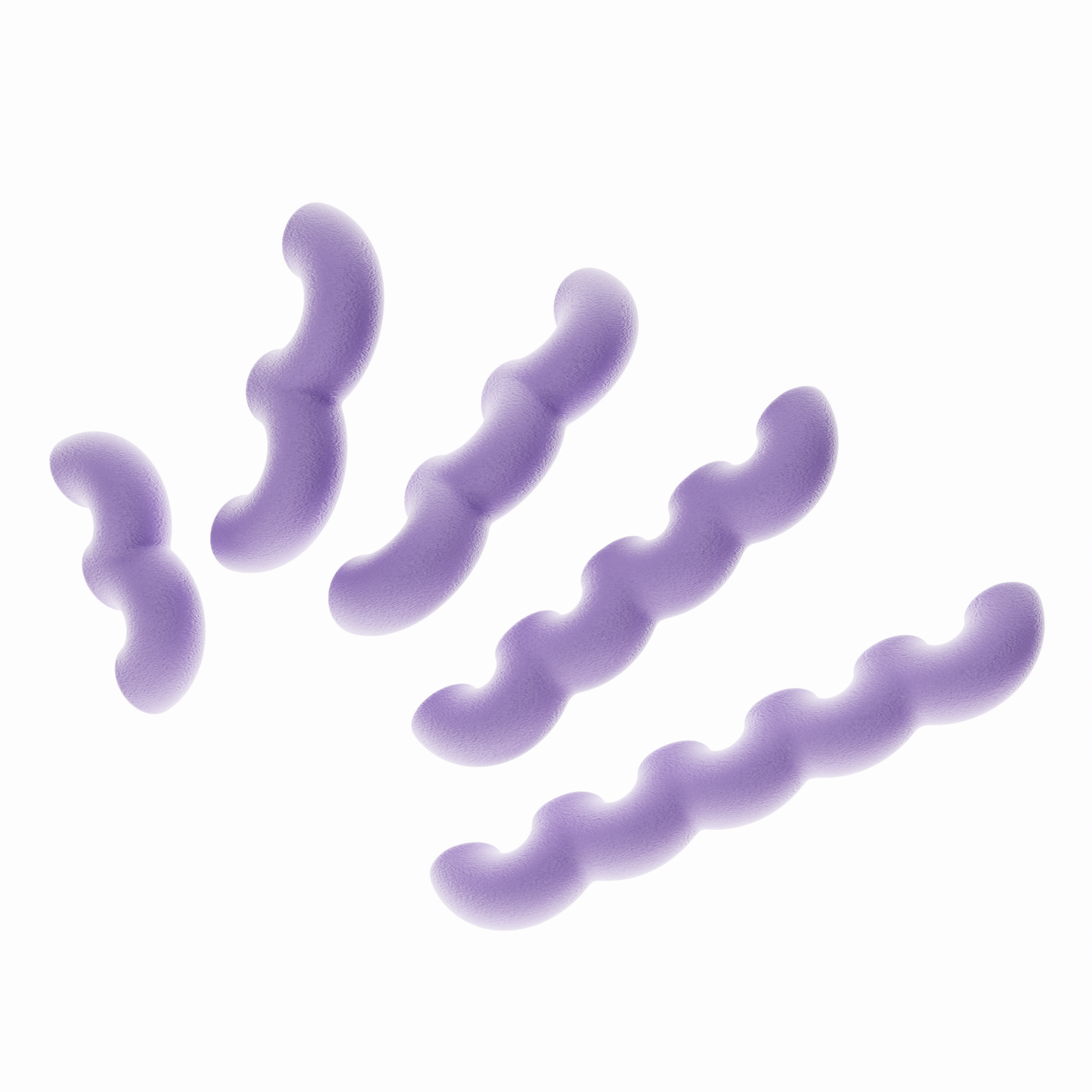 Une vue de présentation de cinq poignées de meubles ondulées en violet pastel, disposées en diagonale par ordre de taille croissant sur un fond blanc pur. Cette image illustre clairement les cinq différentes longueurs disponibles dans la collection. Leur texture est mate et légèrement granuleuse, typique du biopolymère.