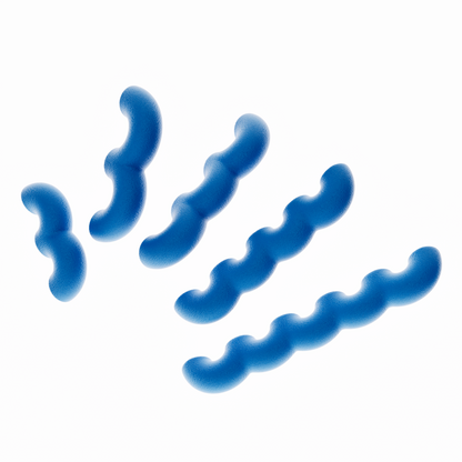 Une vue de présentation de cinq poignées de meubles ondulées en bleu vif, disposées en diagonale par ordre de taille croissant sur un fond blanc pur. Cette image illustre clairement les cinq différentes longueurs disponibles dans la collection. Leur texture est mate et légèrement granuleuse, typique du biopolymère.