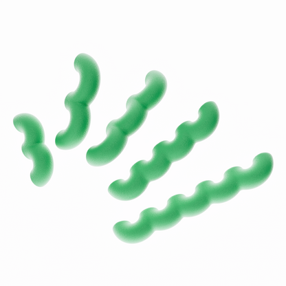 Une vue de présentation de cinq poignées de meubles ondulées en vert clair, disposées en diagonale par ordre de taille croissant sur un fond blanc pur. Cette image illustre clairement les cinq différentes longueurs disponibles dans la collection. Leur texture est mate et légèrement granuleuse, typique du biopolymère.