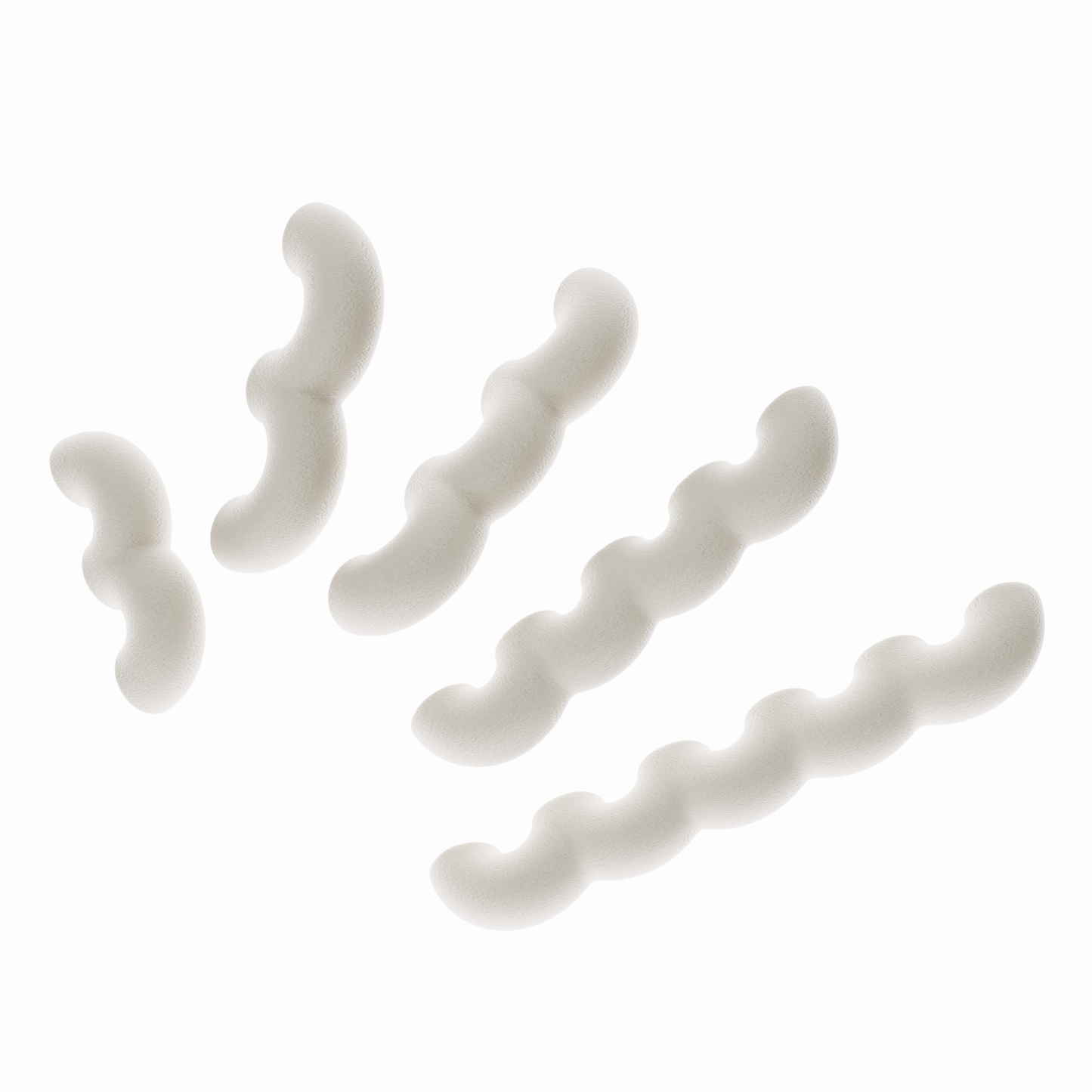 Une vue de présentation de cinq poignées de meubles ondulées en beige, disposées en diagonale par ordre de taille croissant sur un fond blanc pur. Cette image illustre clairement les cinq différentes longueurs disponibles dans la collection. Leur texture est mate et légèrement granuleuse, typique du biopolymère.
