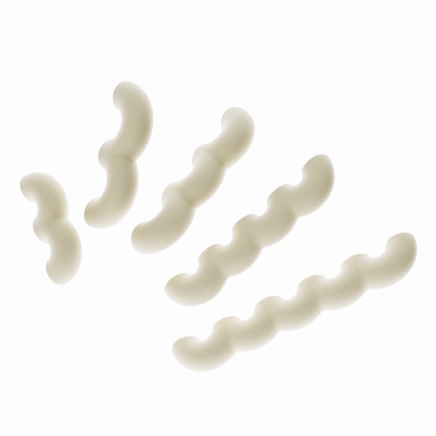 Une vue de présentation de cinq poignées de meubles ondulées en desert tan, disposées en diagonale par ordre de taille croissant sur un fond blanc pur. Cette image illustre clairement les cinq différentes longueurs disponibles dans la collection. Leur texture est mate et légèrement granuleuse, typique du biopolymère.