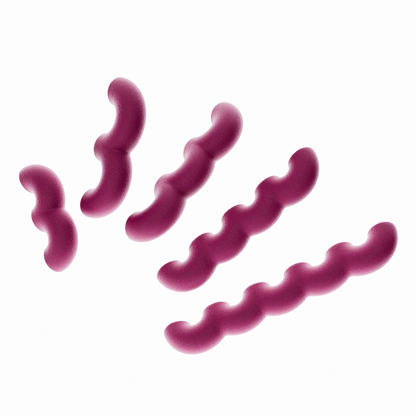 Une vue de présentation de cinq poignées de meubles ondulées en prune, disposées en diagonale par ordre de taille croissant sur un fond blanc pur. Cette image illustre clairement les cinq différentes longueurs disponibles dans la collection. Leur texture est mate et légèrement granuleuse, typique du biopolymère.