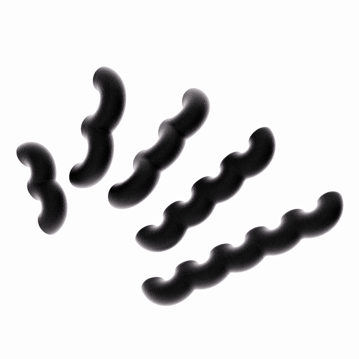 Une vue de présentation de cinq poignées de meubles ondulées en noir, disposées en diagonale par ordre de taille croissant sur un fond blanc pur. Cette image illustre clairement les cinq différentes longueurs disponibles dans la collection. Leur texture est mate et légèrement granuleuse, typique du biopolymère.