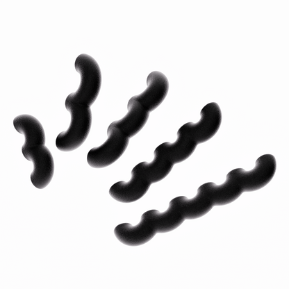 Une vue de présentation de cinq poignées de meubles ondulées en noir, disposées en diagonale par ordre de taille croissant sur un fond blanc pur. Cette image illustre clairement les cinq différentes longueurs disponibles dans la collection. Leur texture est mate et légèrement granuleuse, typique du biopolymère.