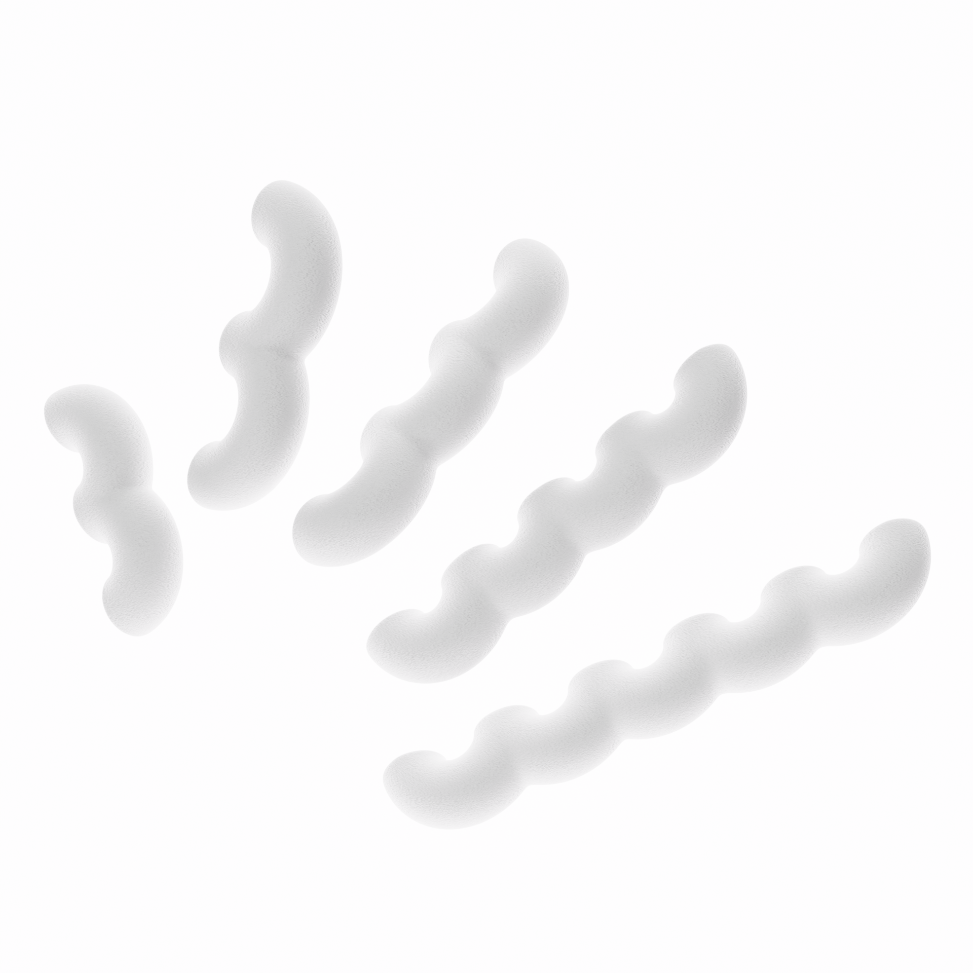 Une vue de présentation de cinq poignées de meubles ondulées en blanc , disposées en diagonale par ordre de taille croissant sur un fond blanc pur. Cette image illustre clairement les cinq différentes longueurs disponibles dans la collection. Leur texture est mate et légèrement granuleuse, typique du biopolymère.