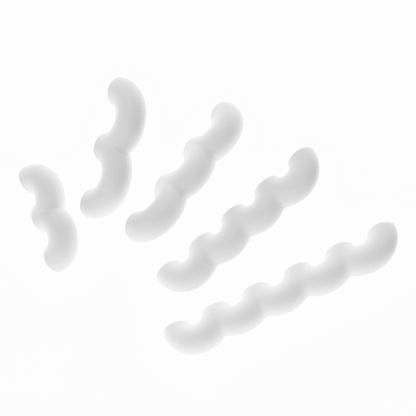 Une vue de présentation de cinq poignées de meubles ondulées en blanc , disposées en diagonale par ordre de taille croissant sur un fond blanc pur. Cette image illustre clairement les cinq différentes longueurs disponibles dans la collection. Leur texture est mate et légèrement granuleuse, typique du biopolymère.