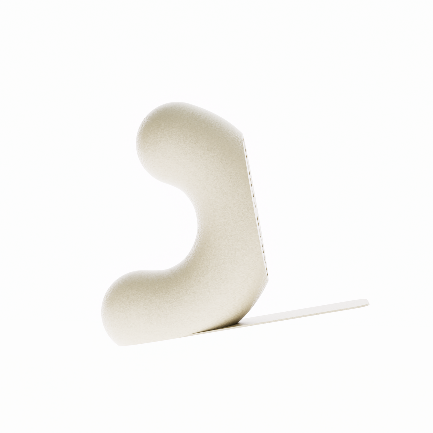 Un serre-livre design de la marque Benga Studio, de couleur marron clair mat. L'objet moderne a une forme de U stylisé, avec une hauteur de 15 cm. Il est présenté sur un fond blanc pur, avec une languette de support  mince et horizontal s'étendant à droite pour supporter des grands livres. Le serre-livre a une texture fine, lisse et mate. Il est conçu pour maintenir des livres lourds de manière discrète et élégante.