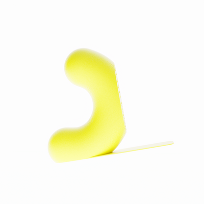 Un serre-livre design de la marque Benga Studio, de couleur jaune vif mat. L'objet moderne a une forme de U stylisé, avec une hauteur de 15 cm. Il est présenté sur un fond blanc pur, avec une languette de support  mince et horizontal s'étendant à droite pour supporter des grands livres. Le serre-livre a une texture fine, lisse et mate. Il est conçu pour maintenir des livres lourds de manière discrète et élégante.