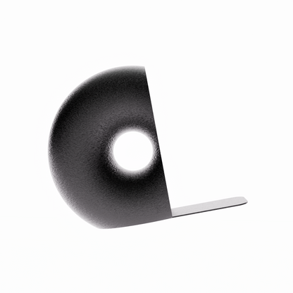 Un serre-livre design Benga Studio en forme de donut (15 cm de haut) noir. Fini mat et texturé, présenté sur fond blanc avec son bras de support discret s'étendant à la base pour glisser sous les livres lourd et les maintenir droit.