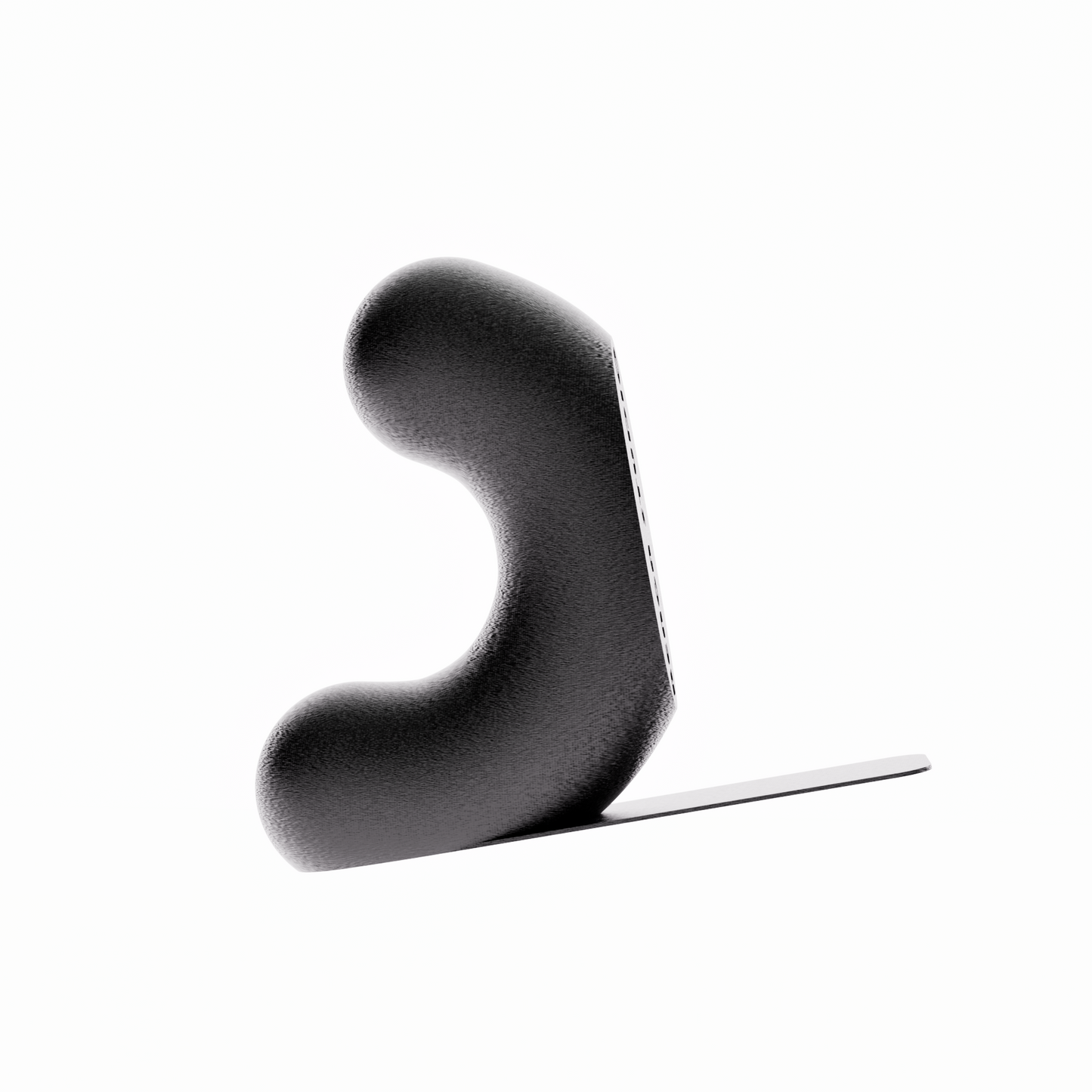 Un serre-livre design de la marque Benga Studio, de couleur noir. L'objet moderne a une forme de U stylisé, avec une hauteur de 15 cm. Il est présenté sur un fond blanc pur, avec une languette de support  mince et horizontal s'étendant à droite pour supporter des grands livres. Le serre-livre a une texture fine, lisse et mate. Il est conçu pour maintenir des livres lourds de manière discrète et élégante.