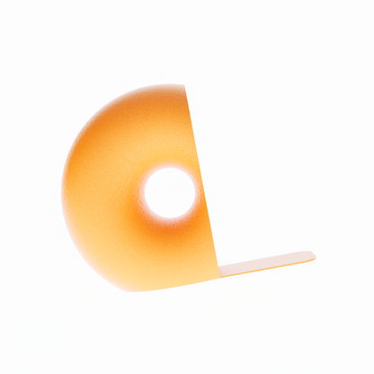 Un serre-livre design Benga Studio en forme de donut (15 cm de haut) de couleurorange vif. Fini mat et texturé, présenté sur fond blanc avec son bras de support discret s'étendant à la base pour glisser sous les livres lourd et les maintenir droit.