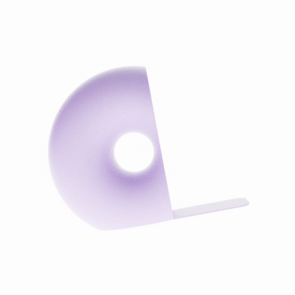 Un serre-livre design Benga Studio en forme de donut (15 cm de haut) de couleur violet pastel (lila purple) . Fini mat et texturé, présenté sur fond blanc avec son bras de support discret s'étendant à la base pour glisser sous les livres lourd et les maintenir droit.