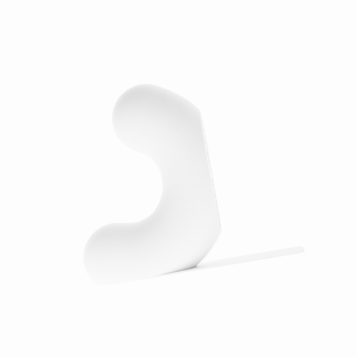 Un serre-livre design de la marque Benga Studio, de couleur blanc mat. L'objet moderne a une forme de U stylisé, avec une hauteur de 15 cm. Il est présenté sur un fond blanc pur, avec une languette de support  mince et horizontal s'étendant à droite pour supporter des grands livres. Le serre-livre a une texture fine, lisse et mate. Il est conçu pour maintenir des livres lourds de manière discrète et élégante.