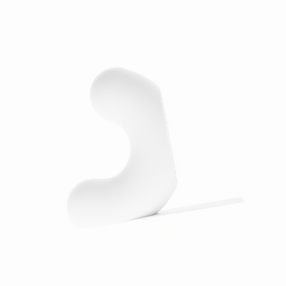 Un serre-livre design de la marque Benga Studio, de couleur blanc mat. L'objet moderne a une forme de U stylisé, avec une hauteur de 15 cm. Il est présenté sur un fond blanc pur, avec une languette de support  mince et horizontal s'étendant à droite pour supporter des grands livres. Le serre-livre a une texture fine, lisse et mate. Il est conçu pour maintenir des livres lourds de manière discrète et élégante.