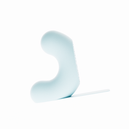 Un serre-livre design de la marque Benga Studio, de couleur bleu pastel mat. L'objet moderne a une forme de U stylisé, avec une hauteur de 15 cm. Il est présenté sur un fond blanc pur, avec une languette de support  mince et horizontal s'étendant à droite pour supporter des grands livres. Le serre-livre a une texture fine, lisse et mate. Il est conçu pour maintenir des livres lourds de manière discrète et élégante.