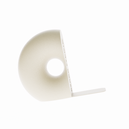 Un serre-livre design Benga Studio en forme de donut (15 cm de haut) de couleur cuir clair (desert tan). Fini mat et texturé, présenté sur fond blanc avec son bras de support discret s'étendant à la base pour glisser sous les livres lourd et les maintenir droit.