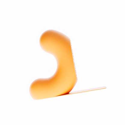 Un serre-livre design de la marque Benga Studio, de couleur orange . L'objet moderne a une forme de U stylisé, avec une hauteur de 15 cm. Il est présenté sur un fond blanc pur, avec une languette de support  mince et horizontal s'étendant à droite pour supporter des grands livres. Le serre-livre a une texture fine, lisse et mate. Il est conçu pour maintenir des livres lourds de manière discrète et élégante.